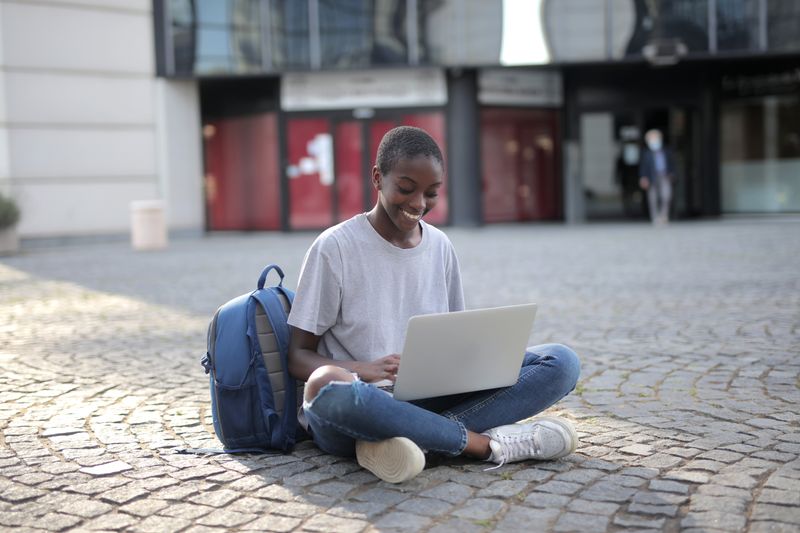 Jovem do Recôncavo programando em um laptop
